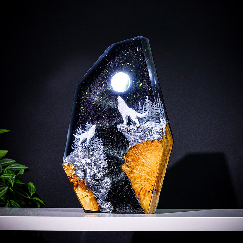 Resin Art Decor - โคมไฟตั้งโต๊ะเรซิ่นรูปสัตว์ธรรมชาติ งานศิลปะสร้างสรรค์ ตกแต่งห้อง แสงไฟกลางคืนรูปหมาป่าร้องเสียงในคืนหิมะตก ชาร์จด้วย USB